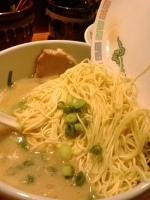 「白丸元味（カタ） 750 + 替え玉（粉おとし） 150円」@博多一風堂 銀座店の写真