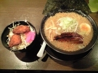 「黒ラーメン こってり（700円）+鳥ささみソース丼ミニ（350円」@らーめん 三河開花亭 牛沢店の写真