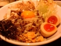 「まぜそば850円+味玉（クーポン）」@つけ蕎麦 安土 高田馬場本店の写真