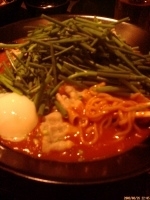 「赤いカレー麺（激辛）ネギバカ+温玉 880円+150円+110円」@かれー麺 実之和 南青山店の写真