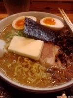 「特製鶏白湯醤油+味玉+カルピスバター（ニンニクチップ、アブラ普通」@麺ぽーかろぅの写真