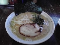 「熟成とんこつ醤油ラーメン+ランチチャーハン」@ラーメン本舗。の写真