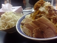 「まぜそば 大盛300g+小ブタ （全マシ:魚粉+うま辛ジャン+揚」@山勝角ふじ 南流山店の写真