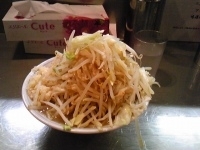 「ラーメン（全部マシ、ニンニク多め）」@ラーメン大 下高井戸店の写真