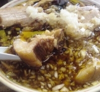 「チャーシューメン+薬味（タマネギ）」@梅乃家の写真