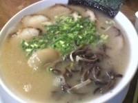 「チャーシュー麺+玉子+ライス」@博多長浜らーめん ぼたんの写真