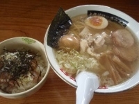 「地鶏そば（塩）と阿波赤鶏のタタキ丼+煮玉子」@土佐ジローラーメン はりまやの写真