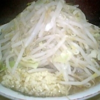 「普通焼豚ラーメン（ヤサイダブル、ニンニクダブル） 800円」@ラーメン二郎 品川店の写真