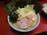 「ラーメン+キャベツ+海苔増し」@横浜家系ラーメン 立川 壱七家の写真