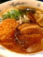 「焦がし醤油ラーメン（軍鶏）+クーポンで大盛り」@麺家 うえだの写真