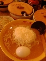 「元祖マルキュー味噌チーズラーメン 900円 + ゆで玉子&サラダ」@九十九とんこつラーメン 恵比寿本店の写真