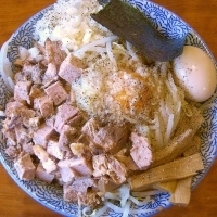 「まぜそば大盛+ヤサイ増し+肉増し+味玉+めんま」@らーめん・つけめん 虎心の写真