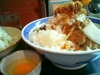 「まぜそば/全のせ、玉ネギマシ、ヤサイマシ、ニンニクマシ+生卵（￥」@山勝角ふじ 南流山店の写真