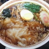「ワンタンメン（漬物・半ライス（ランチサービス）付） ￥700」@手打ちラーメン 英の写真