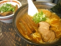 「味玉ラーメン850円三種ペッパーのちゃしゅー丼350円」@らーめん 瞠 恵比寿店の写真