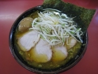 「中盛チャーシューメン 910円 + ねぎもやし 60円 + 味玉」@はじめ家の写真