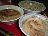 「たま大つけ麺豚入り+巻きチャー（ニンニク、ヤサイ）」@蓮爾 登戸店の写真