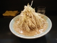 「小ラーメン600円（麺硬め、ヤサイダブル・ニンニク・カラメ）」@ラーメン 新橋店の写真