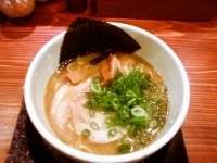 「ごく旨とんこつらーめん(太麺 + 細麺替え玉) 900円」@ごくらーめんの写真