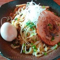 「汁なしラーメン（冷）600円 + 半熟煮玉子100円」@手打ちラーメン創房 舌笑家の写真