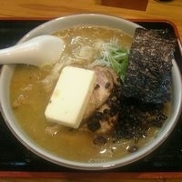 「特製鶏白湯正油（アブラ・普通量、ニンニクチップ無し）+カルピスバ」@麺ぽーかろぅの写真