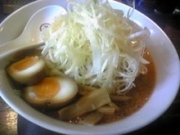 「海老茶色のみそらーめん【780円】、白髪ねぎ【200円】、味玉【」@らーめん一会の写真
