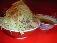 「ブタ卵入りザルラーメン（ニンニク、ヤサイマシマシ）+大盛+大盛」@ラーメン二郎 府中店の写真