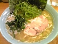 「中盛ラーメン+くきわかめ 800円+100円」@横浜家系ラーメン やややの写真