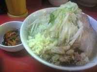 「ラーメン小（カタメ/ニンニク/ヤサイマシ）+無料トッピングのニラ」@ラーメン二郎 上野毛店の写真