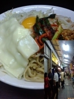 「大ぶたらーめん汁なし+チーズ+ニラモヤシ（ヤサイマシマシニンニク」@ラーメン二郎 横浜関内店の写真