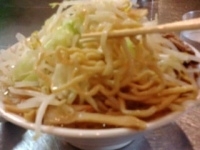 「らーめん（野菜・にんにく・あぶら）600円こま切れ豚70円+メン」@らーめん大 本郷店の写真