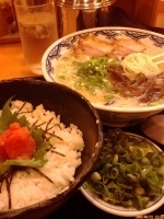 「明太子ご飯博多ラーメンセット（3玉まで無料）+ネギ 830円+1」@由丸 神田小川町店の写真