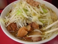 「小豚入り700円」@ラーメン二郎 小岩店の写真