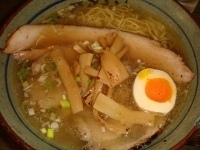 「バラとろ醤油チャーシュー麺」@富良野 とみ川 札幌エスタ店（札幌ら〜めん共和国内）の写真