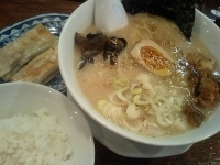 「濃厚豚骨白湯ラーメン+ライスセット（ライス+棒餃子2本）750円」@とろこくチャーシュー ごとく 勝田台店の写真