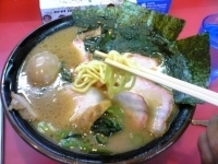 「味玉チャーシュー（中盛）+豚トロ1枚」@王道家の写真