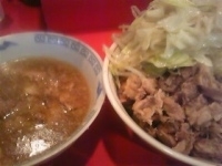 「豚卵入りざるラーメン（にんにく）」@ラーメン二郎 府中店の写真