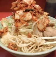 「普通盛（野菜マシマシ・ニンニク）+キムチ」@ラーメン二郎 歌舞伎町店の写真
