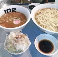 「辛つけ麺（大盛）あつもりS.V+ネギ（辛味別皿）」@つけめん102 大宮店の写真