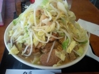 「牛すじラーメン（野菜W）700円」@ラーメンあやの写真