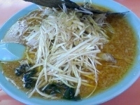 「ネギラーメン（コッテリ）￥710 ネギあえ増し￥120 辛味スパ」@ラーメンショップ 尾島店の写真