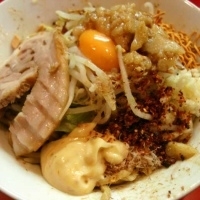 「特性まぜそば（にんにく、チーズ、焦がし、節、アブラ、課長） 95」@ジャンクガレッジ 東大宮店の写真