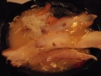 「煎り塩らーめん（旨玉入り/細麺）+白めし 【730円+無料】」@麺や三笑 はじめの写真