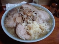 「豚入り+ニンニク増し￥1000」@ラーメン富士丸 西新井大師店の写真