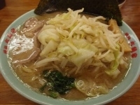 「中ラーメン（硬め）+温野菜+メンマ+ライス」@六角家 羽田店の写真