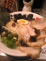 「津気とんチャーシュー盛りラーメン」@とんこつ津気屋 大宮店の写真