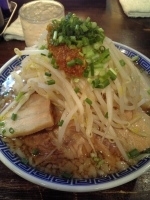 「醤油ラーメン +ばかぶた」@ラーメン無限大 船橋店の写真