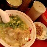 「長浜ラーメン（粉おとし） + 半ライス 650円」@博多長浜屋台やまちゃん 銀座店の写真