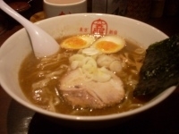 「燻玉醤油らーめん」@竈 新宿本店の写真