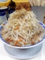 「ふじ麺中盛+バカ豚+もやし大盛（ニンニク・脂増）￥1080」@勝新亀ふじの写真